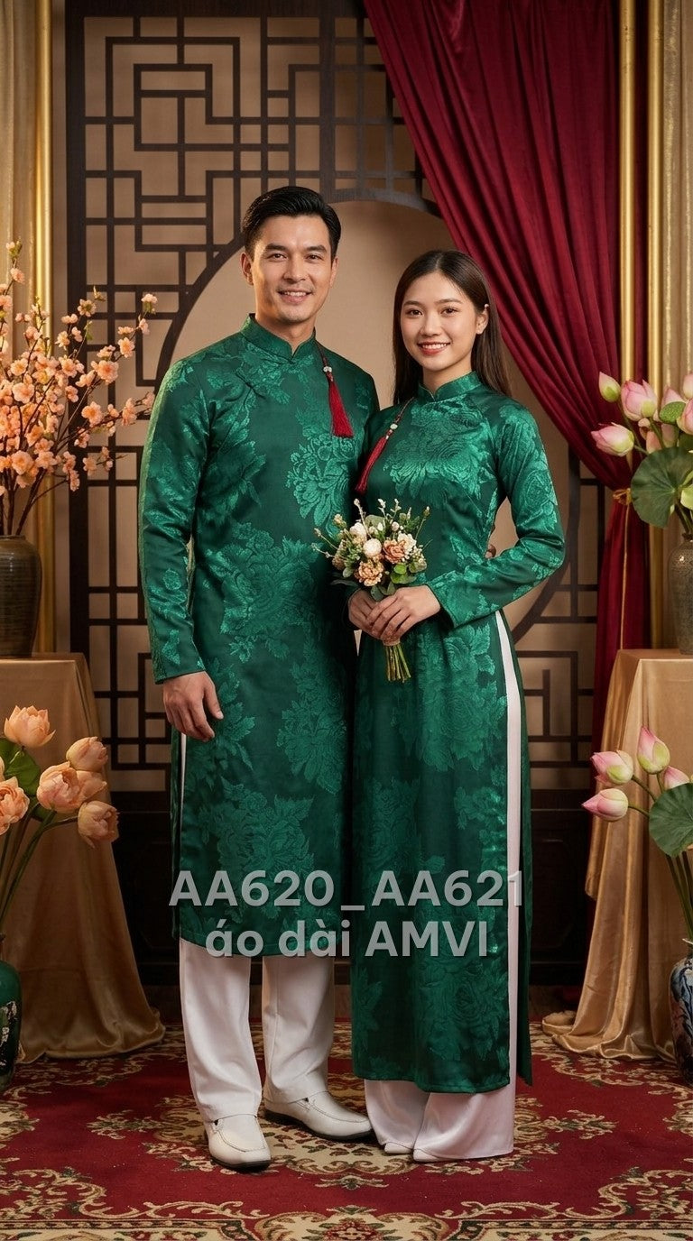 Áo dài cặp cho hai người gấm xanh lá họa tiết nổi cổ điển dự tiệc sang trọng, ảnh chụp cặp đôi, mã AA620