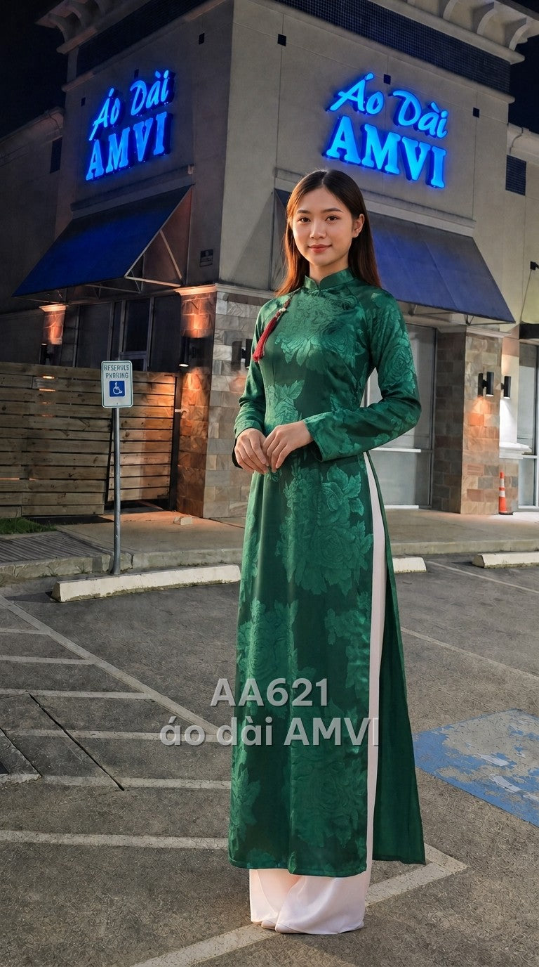 Áo dài cặp cho hai người gấm xanh lá dệt hoa nổi cổ điển sang trọng, mã AA621