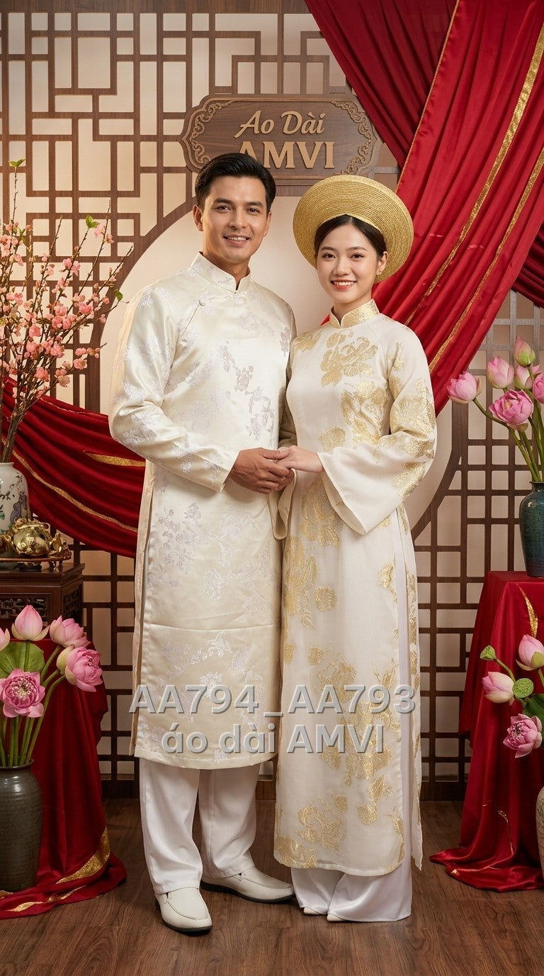 Áo dài cặp cho hai người lụa kem hoa văn vàng kim thêu nổi sang trọng, ảnh chụp cặp đôi, mã AA794